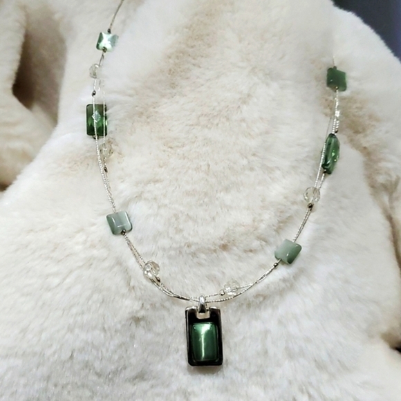 Vintage Jewelry - MULTI WIRE SILVER NECKLACE WITH GREEN BEADS PENDANT